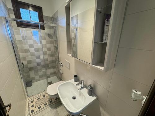 Ένα μπάνιο στο App4rent Residence Gaia 12 - in centro, con piscina, posto auto...
