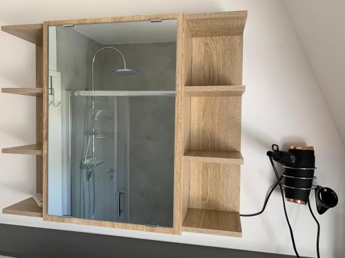 a glass cabinet with a shower in a room at -Fewo Benz- Exklusive Ferienwohnung im Stadtzentrum von Wittenberge Modernes Ambiente, 3 Einzelzimmer für bis zu 6 Gäste - voll ausgestattet mit Waipu-TV und High-Speed-WLAN Bettwäsche und Handtücher inklusive! in Wittenberge