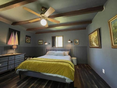 een slaapkamer met een bed en een plafondventilator bij Megans Mountain Getaway in Miramonte