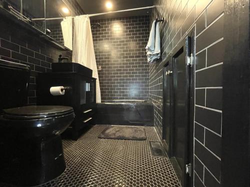 een zwarte badkamer met een toilet en een douche bij Megans Mountain Getaway in Miramonte