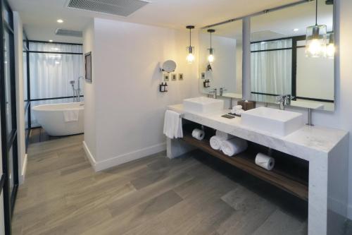 Salle de bains dans l'établissement Hotel Indigo Guadalajara Expo by IHG