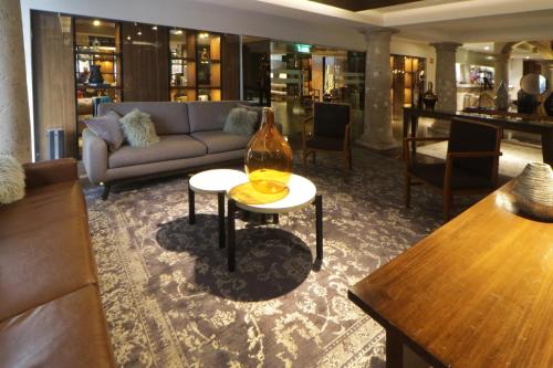 Coin salon dans l'établissement Hotel Indigo Guadalajara Expo by IHG