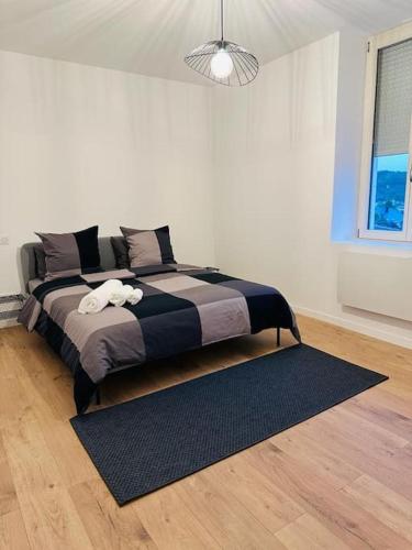 une chambre avec un grand lit avec un animal en peluche blanc dessus dans l'établissement Appartement V - Haut Standing Proche Luxembourg et Cattenom, à Nilvange