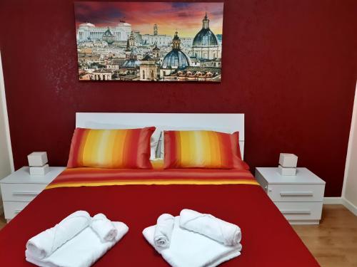 una camera da letto con un letto con asciugamani sopra di Casetta di Renata a Lido di Ostia