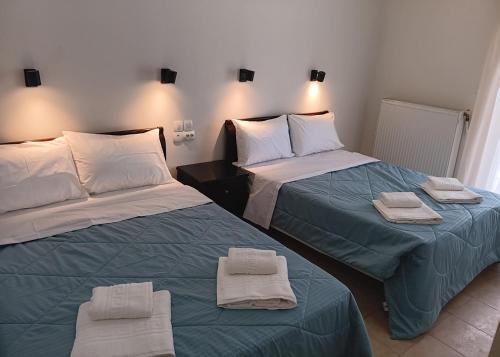 duas camas sentadas uma ao lado da outra num quarto em Hotel Calisto em Leptokarya