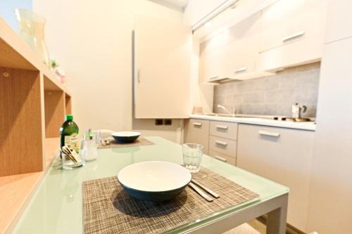 una cocina con una mesa con un tazón. en Top Living Apartments - San Salvario, en Turín