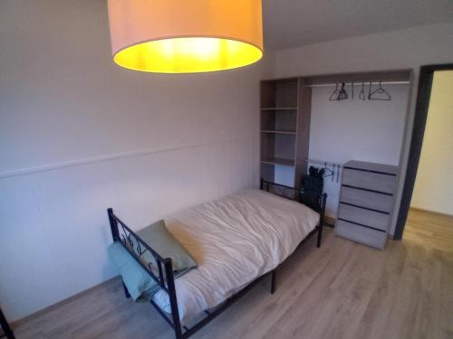 Vue du Doubs T4 cosy très bien situéにあるベッド