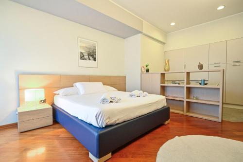 1 dormitorio con 1 cama grande y toallas. en Top Living Apartments - San Salvario, en Turín