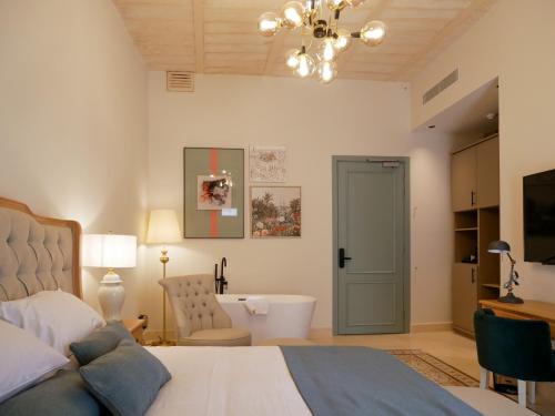 1 dormitorio con 1 cama y baño con bañera en Battery House en La Valeta