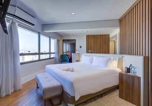 圣保罗Radisson São Paulo Paulista的一间带大床和大窗户的卧室