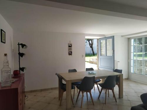 une salle à manger avec une table et quelques chaises dans l'établissement Maison de caractère proche mer 6 lits 2SdB 2wc, à Plouhinec