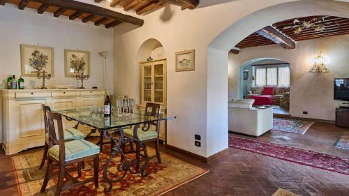 a kitchen and living room with a table and chairs at Casa Rocchi in Capannori