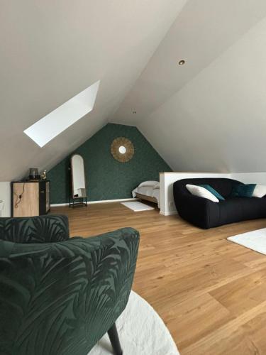 - un salon avec un mur vert et un canapé dans l'établissement LE 911, à Nazelles-Négron