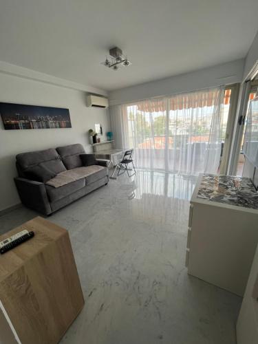 un salon avec un canapé et une table dans l'établissement JUAN LES PINS T1 Bis 503, à Antibes