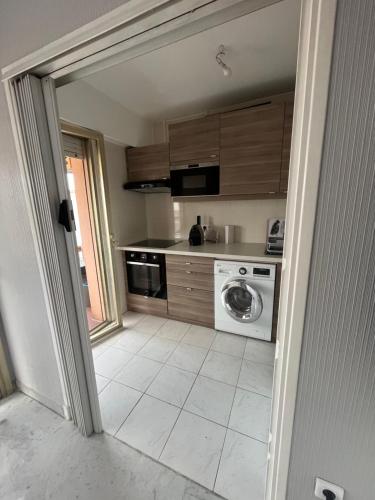 une cuisine avec une machine à laver et un lave-linge dans l'établissement JUAN LES PINS T1 Bis 503, à Antibes