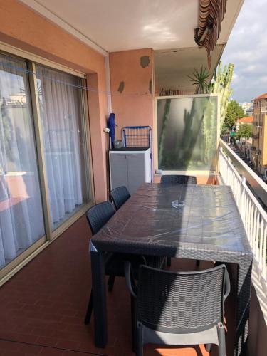 un balcon avec une table et des chaises sur un balcon dans l'établissement JUAN LES PINS T1 Bis 503, à Antibes