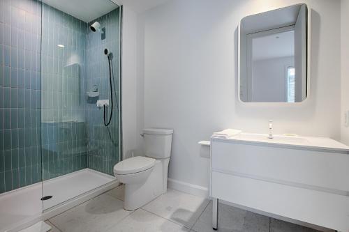 uma casa de banho com um WC, um lavatório e um chuveiro em Les Lofts St-François - Par Les Lofts Vieux-Quebec em Cidade de Quebec