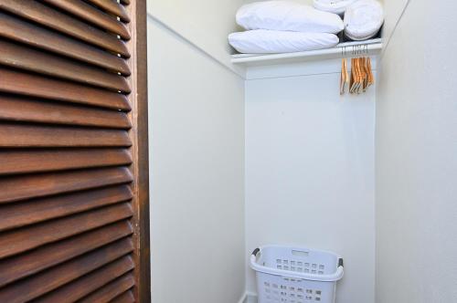 um quarto com uma prateleira com toalhas e uma janela em Tesuque Outpost Casita E Mountain Views em Santa Fé
