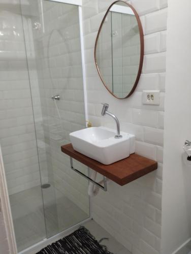 a bathroom with a sink and a mirror at Estúdio Alto da Boa Vista in São Paulo