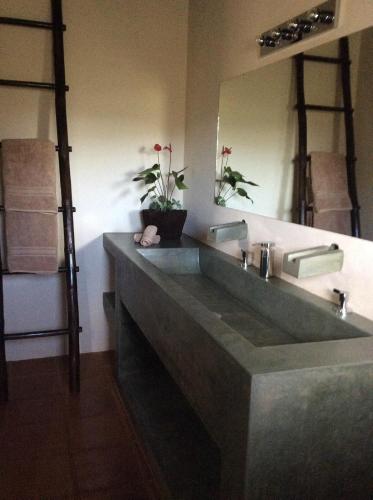 a bathroom with a large sink and a mirror at El Respiro Ecolodge in Granada