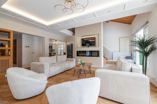 Η κουζίνα ή μικρή κουζίνα στο Stunning Juan Les Pins 4 bed Villa with Pool