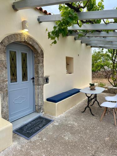 Патио или другая зона на открытом воздухе в Elia Houses - Traditional House With Backyard