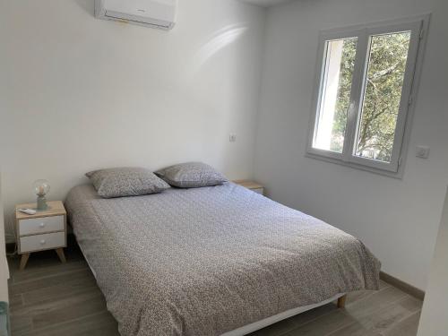 ボレーヌにあるGîte du Planasの窓付きの白い部屋のベッド1台