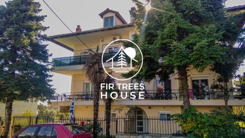 un edificio con una señal para una casa de incendios en The fir trees house - Το σπίτι με τα έλατα, en Litóchoron