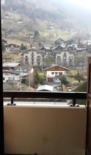 - une vue depuis la fenêtre d'une ville avec des maisons dans l'établissement Studio cozy, à Saint-Gervais-les-Bains