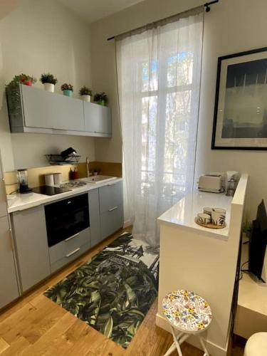 une cuisine avec une cuisinière et un comptoir dans l'établissement La Divinita Studio spacieux climatisé Centre ville, à Aix-en-Provence