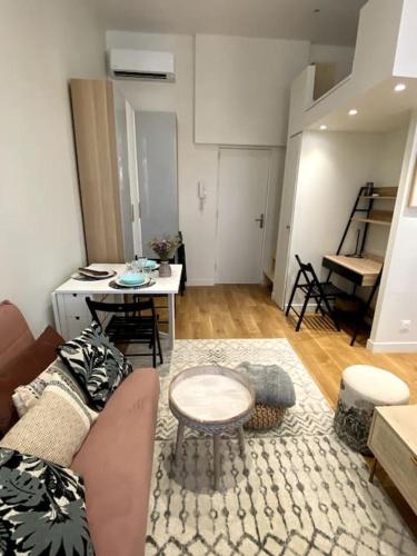 un salon avec un canapé et une table dans l'établissement La Divinita Studio spacieux climatisé Centre ville, à Aix-en-Provence