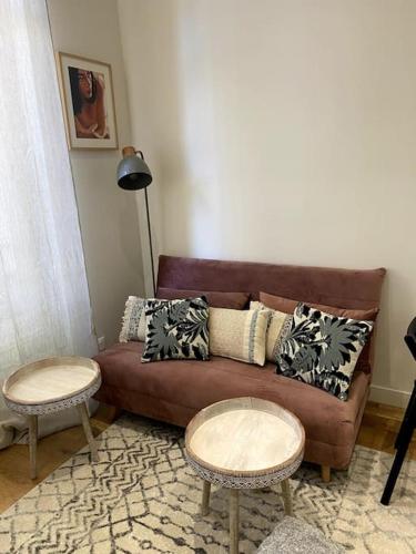 - un salon avec un canapé brun et 2 tables dans l'établissement La Divinita Studio spacieux climatisé Centre ville, à Aix-en-Provence
