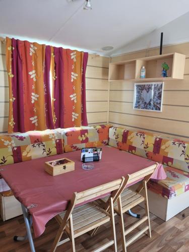 un salon avec un canapé et une table dans l'établissement Bungalow cosy pour 6 personnes, à Ivry-la-Bataille
