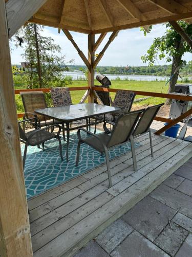 Afbeelding uit fotogalerij van Duck Bay Waterfront Retreat in Waubaushene