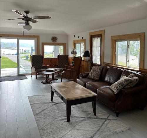 Afbeelding uit fotogalerij van Duck Bay Waterfront Retreat in Waubaushene