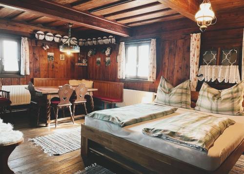 Uriges Bauernhaus mit Blick auf Graz في غراتس: غرفة نوم مع سرير وغرفة طعام مع طاولة