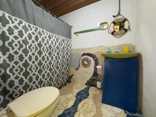 łazienka z toaletą i umywalką w obiekcie Casa Mamré w mieście Cahuita