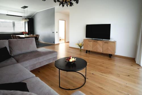 uma sala de estar com um sofá e uma mesa em Private House with 4 Bedrooms and SAUNA near TARTU 