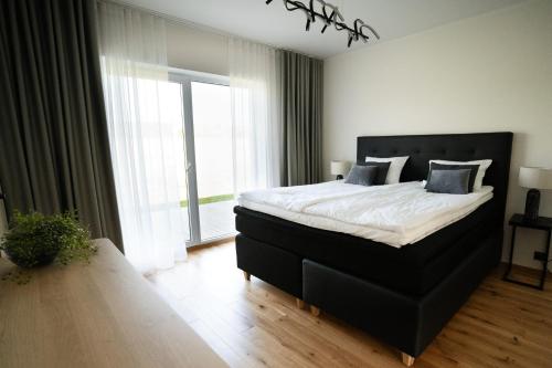 1 dormitorio con cama grande y ventana grande en Private House with 4 Bedrooms and SAUNA near TARTU 