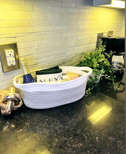 a white basket sitting on top of a counter at Downtown Luxury Studio in Dallas