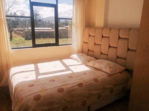 Giường trong phòng chung tại WHITE HOUSE Luxury Resort