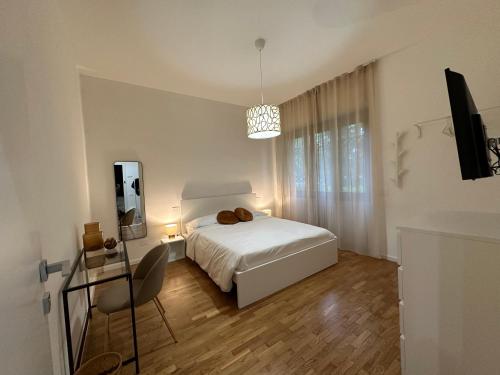 - une chambre avec un lit, une table et un miroir dans l'établissement IL BALCONE NEL PARCO - stanze con bagno privato, à San Donato Milanese