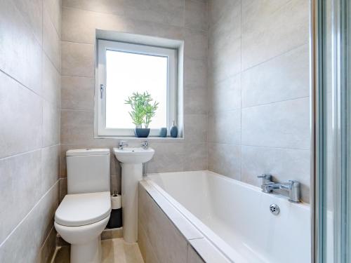 baño con aseo, bañera y ventana en 1 Bed in Great Ayton 79273 en Great Ayton