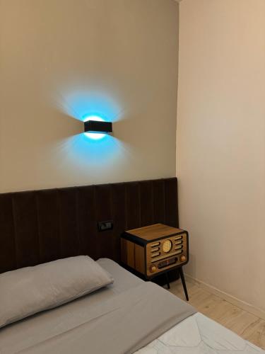 - une chambre avec un ventilateur de plafond et un lit dans l'établissement Nikki Apartments 3, à Tirana