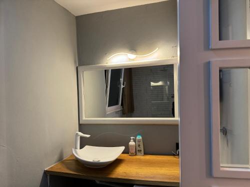 uma casa de banho com um lavatório e um espelho em Nikki Apartments 3 em Tirana