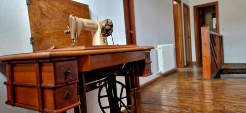 una máquina de coser sobre una mesa de madera en Casa Ines, en Ricobayo