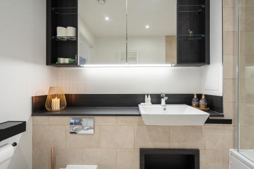 Un baño de Sunset Retreat: Steps from Heathrow/Twickenham
