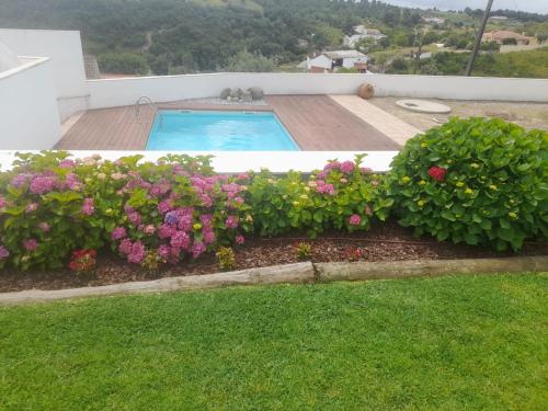 Bazén v ubytování Casinha da Aldeia - country house with swimming pool nebo v jeho okolí