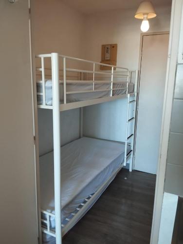 une chambre avec deux lits superposés dans une pièce dans l'établissement Studio 4 couchages - Floralies II - 700 m mer et centre, au Grau-du-Roi