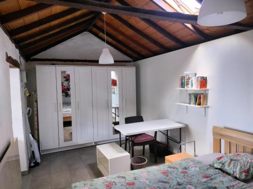 um quarto com uma cama, uma secretária e uma mesa em Casa Azotea mit Dachterasse em Tijarafe